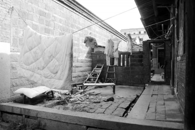 古厝內(nèi)，一些院子里還堆放著生活垃圾。