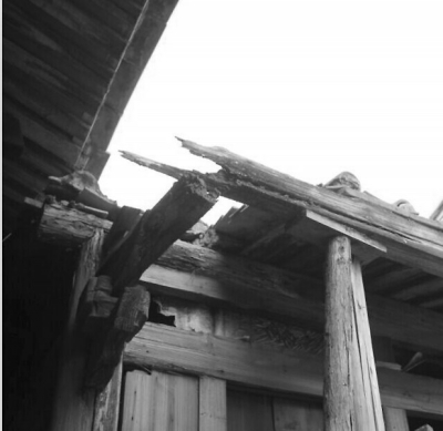古厝部分房頂木頭損壞嚴重。