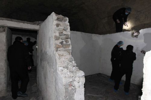 图为2015年2月12日，山东临沂，山洞深处的倒塌石屋处，民警发现部分血迹。