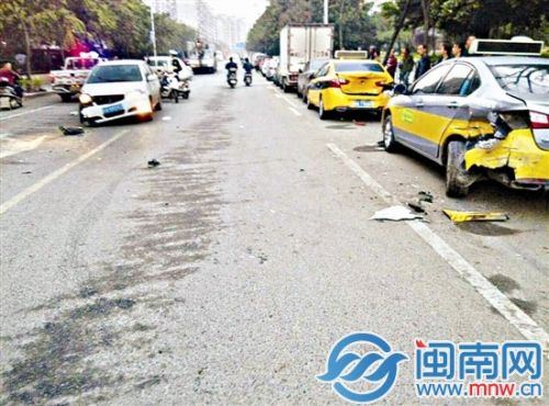 撞飞老人，撞坏路边车后，白色肇事车来了个一百八十度转弯后才停下