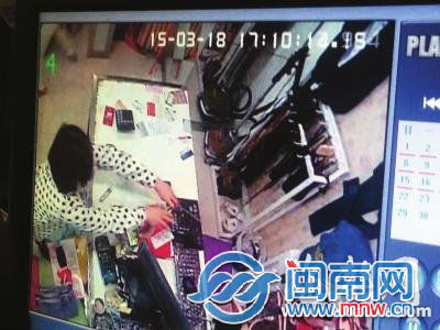 孕妇盗窃手机的过程被店内监控探头拍到