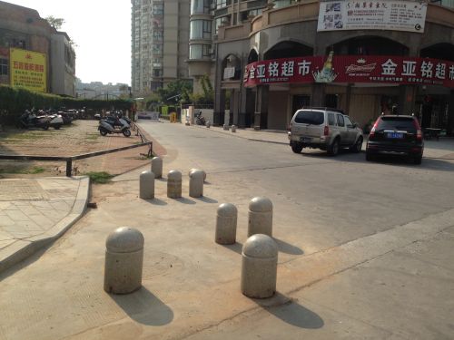保安自制“禁停单”专贴小区违停车辆