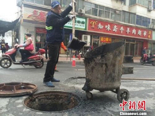 郑州60岁百万富豪当管道清污工 天天与污水打交道