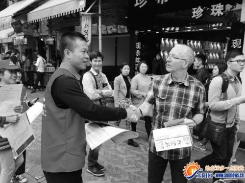 曾厝垵垃圾不落地活动引国外游客关注。记者 陈佩珊 摄