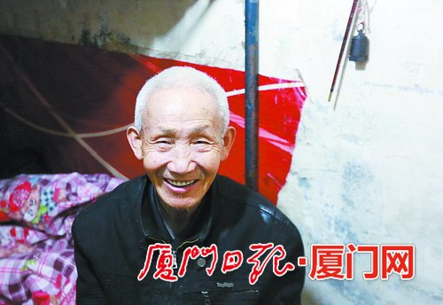 感受到大家对自己的关爱,老人露出欣慰的笑容。