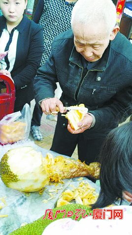 老伯小心翼翼地剥着菠萝蜜,他做生意很厚道,从不缺斤少两。