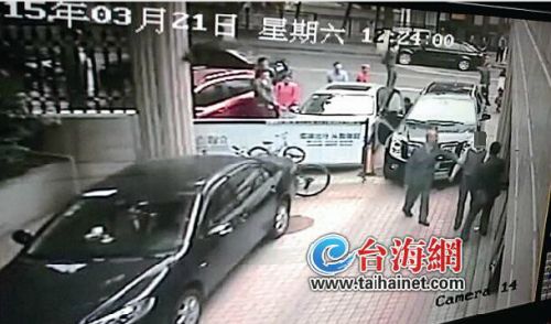 男子开豪车不肯交5元停车费