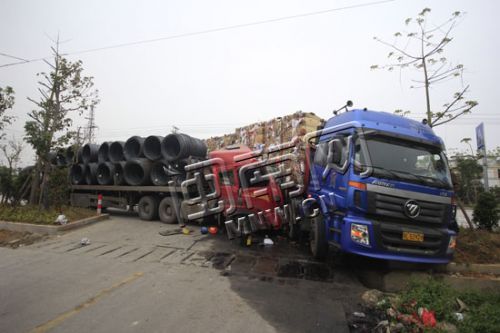 后面一辆挂车，驾驶室严重变形
