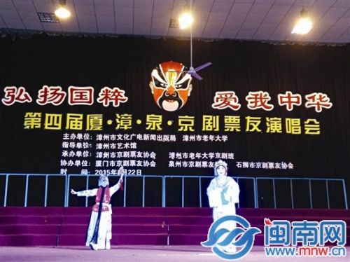 应杏云(右)表演《牡丹亭》