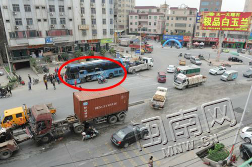 据当地居民称，事发的南安水头大盈段经常出事故（画圈处为事故大巴车）