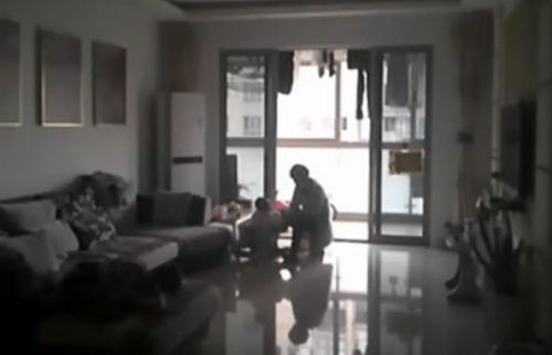 绍兴嵊州保姆虐待9个月大女婴视频：捶打头部对脸吐痰