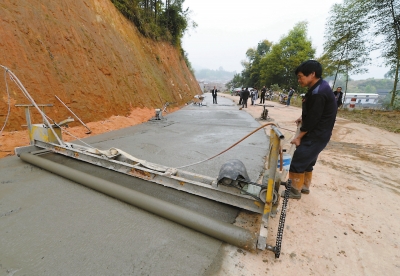 通往郭田村的道路正在进行硬化。