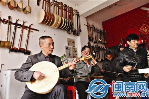 阿港师每天都会和乐器爱好者在厂里吹拉弹唱