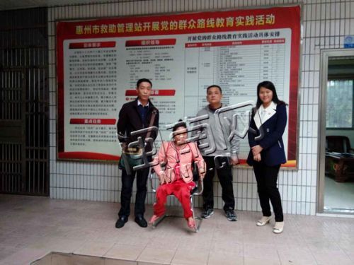 工作人员送李梦花（左二）到惠州市救助站