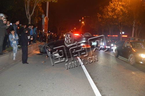 小车撞上路边花圃后翻倒