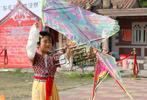 6岁的施佳圻穿着汉服放风筝