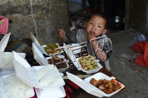 杨女士送上各种热腾腾饭菜，黄卿卡说，他们一家好久没这么吃过一顿饭了