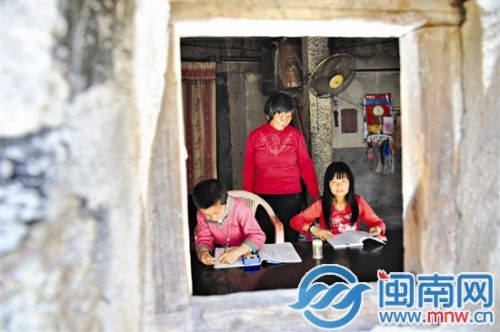 苏阿婆担心年迈的自己照顾不好两个孩子，希望儿媳小林早点回家