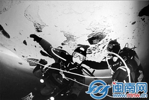 15岁的杜宏博体验冰潜