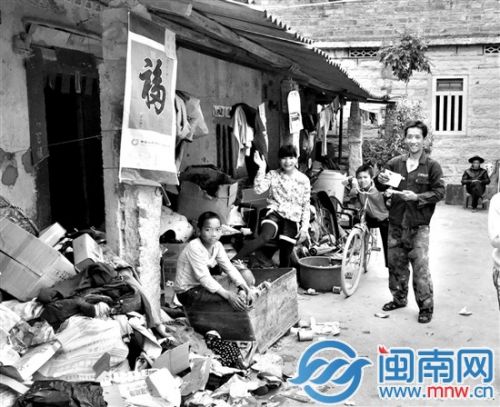 志愿者和记者准备离开时，一家人挥手告别