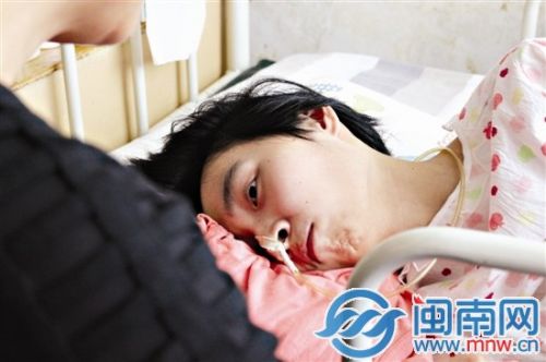 舒红意识到自己表现出来的苦痛会让母亲难受，很多时候，她尽量忍着