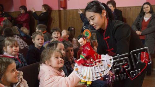 演员向观众展示木偶