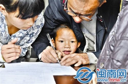 黄卿卡带着家人做亲子鉴定