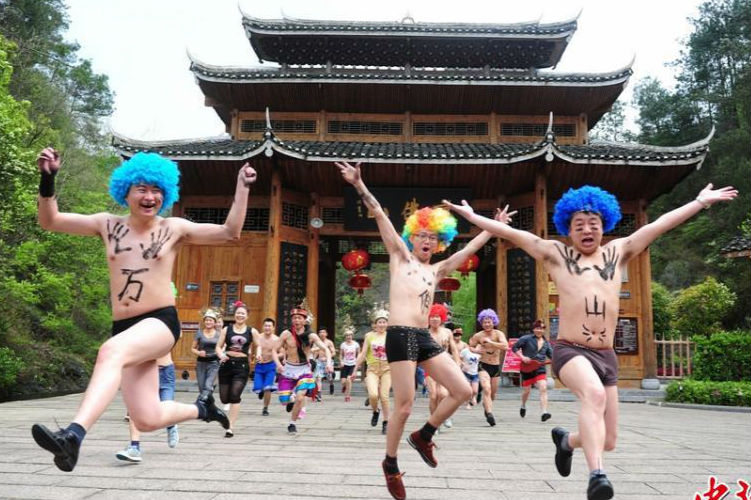 2015湖南通道万佛山“光猪跑”现场组图 裸身选手挑战峭壁