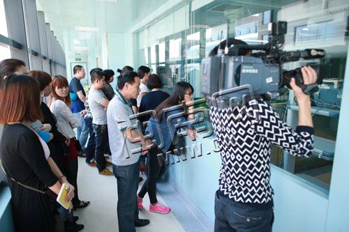 探视时间一到，小赫赫的窗口围满了人