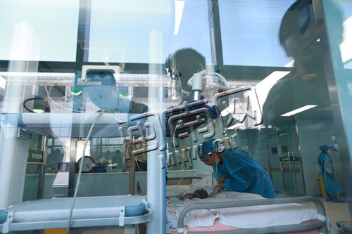 小赫赫的病情牵动大家的心，里头是关切的家人，外头是探视的人群