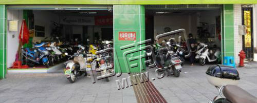漳浦县城一电动车店门口，贴出了挂牌点醒目标志