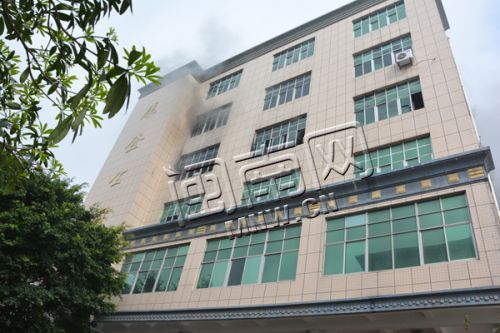 昨日上午9时，事发厂房仍冒出浓烟