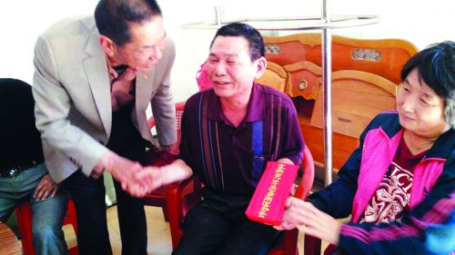 爱心团体为重病患者捐款
