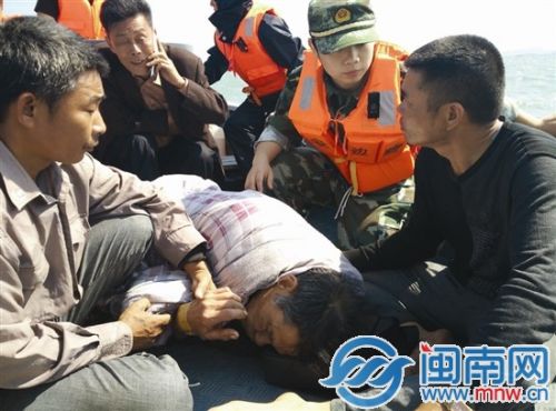 边防为刘进桂盖上棉被送医