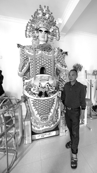 陈进胜的“关平像”作品获得“第十三届中国工艺美术大师精品博览会”金奖。