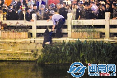 在水里泡了1小时后,跳河男子被民警拉上岸