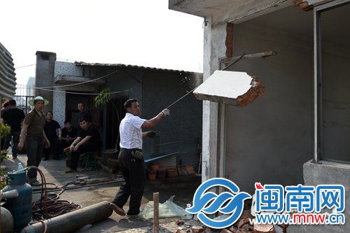 工作人员依法对顶楼的违建进行拆除