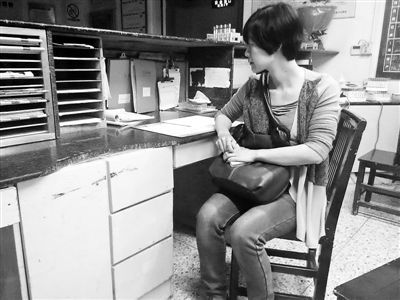 3月30日,中国医师节。时隔多年后李建雪来到被打碎的妇科护理台旁,百感交集