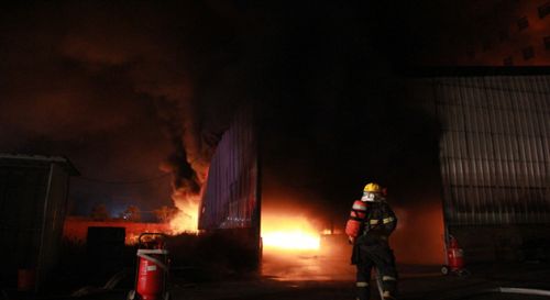 法制今报4月9日讯 4月8日凌晨5时许，晋江西滨镇工业园区一鞋厂车间突发火灾。接警后，晋江陈埭消防中队立即赶到现场，只见起火建筑为铁皮搭建厂房，现场火势猛烈，建筑已呈现坍塌趋势。消防官兵立即架设两把水枪扑救火势，30分钟后，明火被扑灭。随后，消防官兵深入建筑内部对阴燃火势进行冷却降温，经过1小时的奋力扑救，成功扑灭火势。