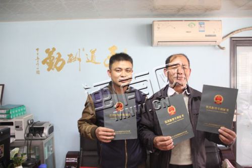 没有科班背景，但有心的父子俩频频有发明