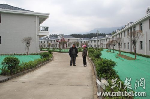 大悟县芳畈镇商人余兵国投资5100万建66套别墅送村民