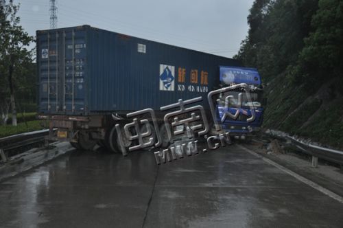 大货车车头严重变形,车身横在路口