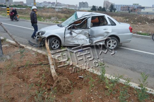 撞断绿化树后,车身受损严重