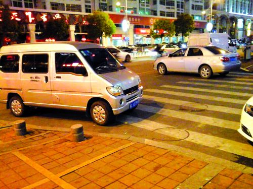 交叉路口乱停车