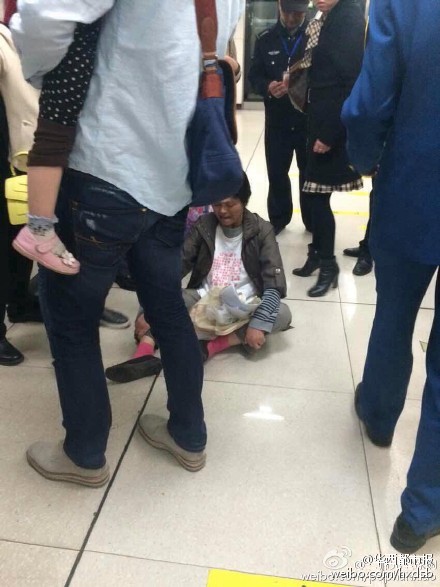 成都地铁2号线有人洒汽油引恐慌 事发图片曝光