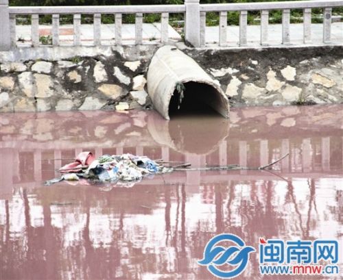 排污管内，水体并未呈现红色