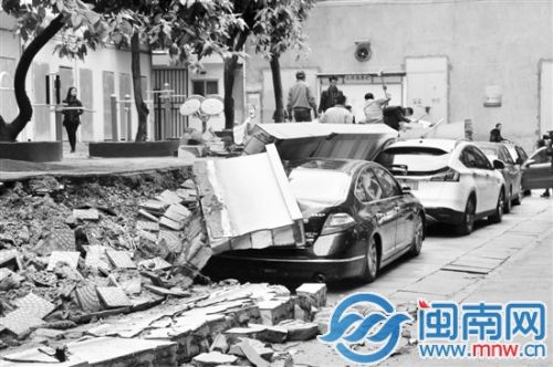 小区围墙突然倒塌，砸中围墙边停靠的四部轿车