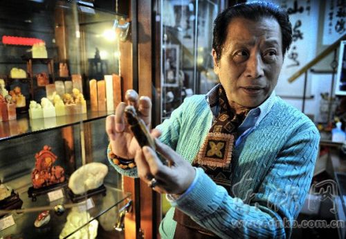 潘先生介绍他收藏的寿山石