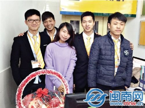 朱小姐来到中介，向4名出手相助的小伙子表示感谢