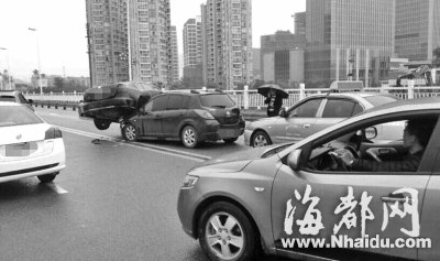 金山大桥上王先生的小车被拱起